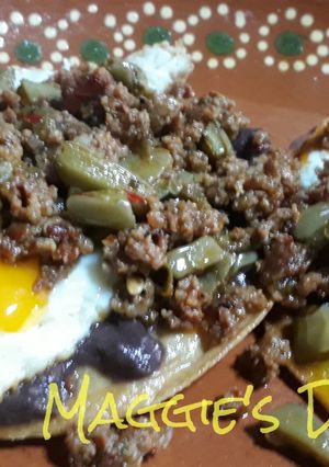 Una foto de Huevos rancheros con nopales