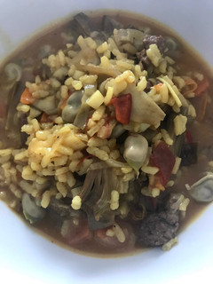 Una foto de Arroz caldoso, con ternera, alcachofa y habitas