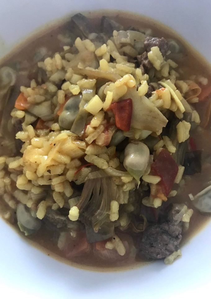 Una foto de Arroz caldoso, con ternera, alcachofa y habitas