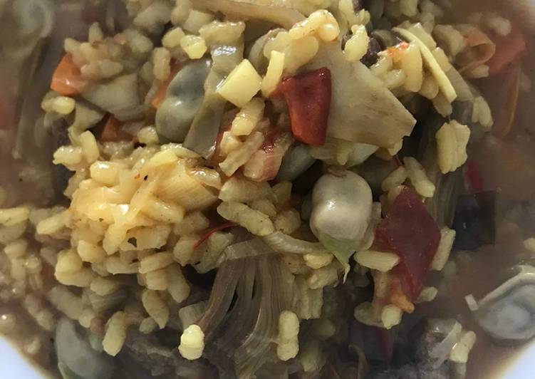Arroz caldoso, con ternera, alcachofa y habitas