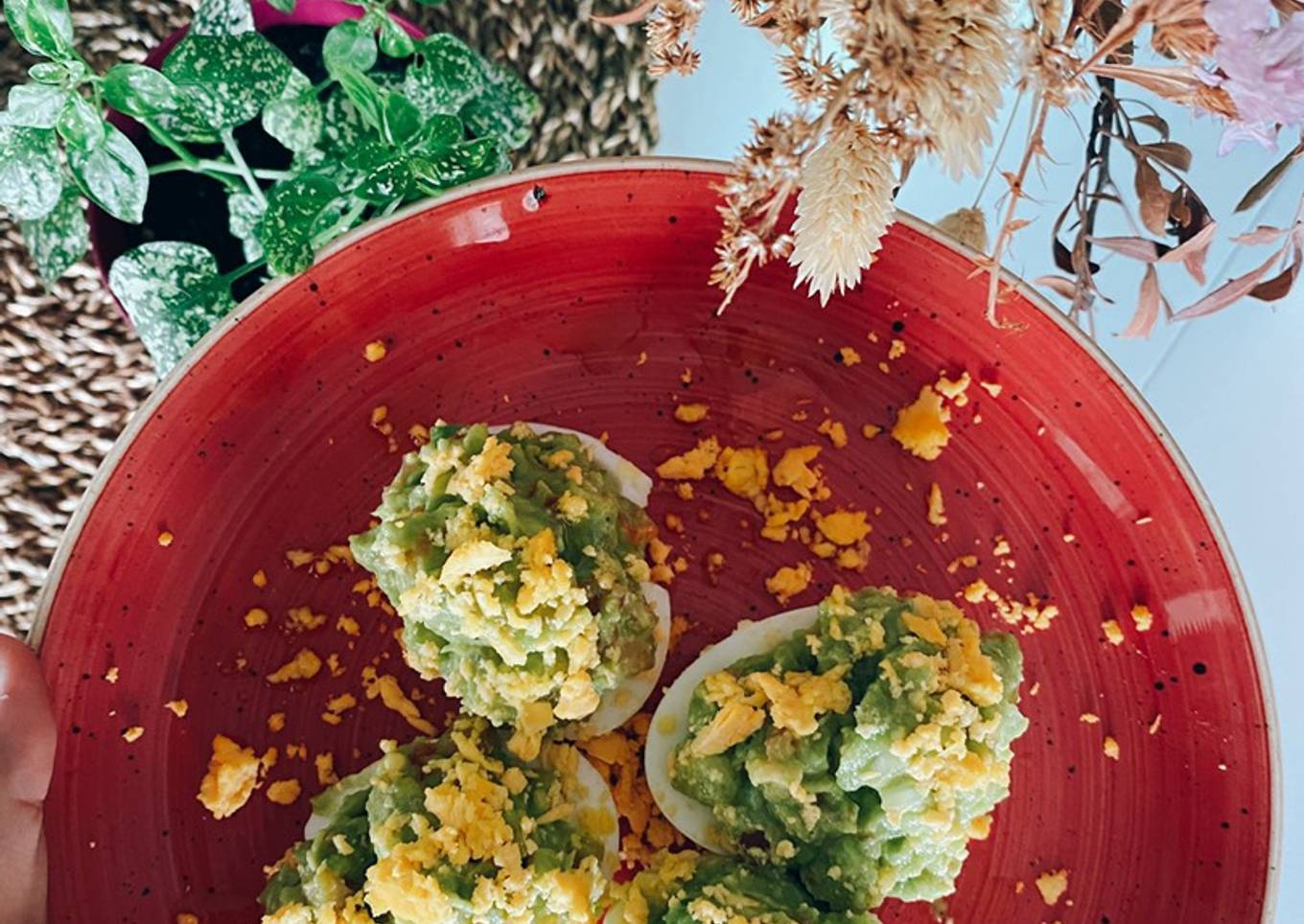 Huevos rellenos de aguacate, salmón, cebolla y cherrys