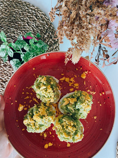 Una foto de Huevos rellenos de aguacate, salmón, cebolla y cherrys