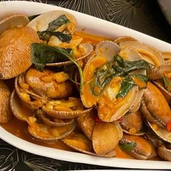 A picture of Thai Sweet Clams with Sweet Basil and Mild Chilli Sauce - WOWeeee :P.