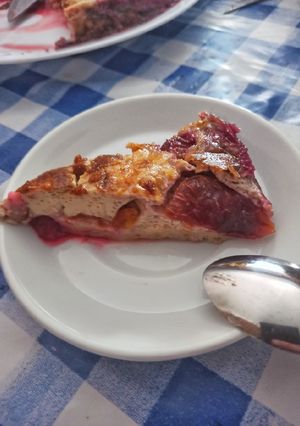 Una foto de Clafouti de ciruelas, sin azúcares añadidos