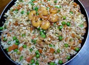 Una foto de Arroz con Camarones🍤, Atún y Verduras