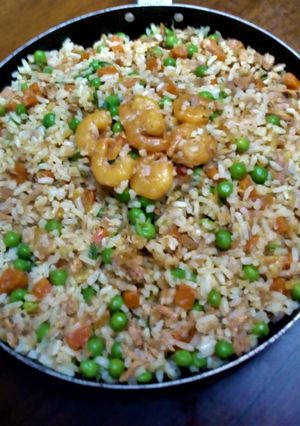 Una foto de Arroz con Camarones🍤, Atún y Verduras