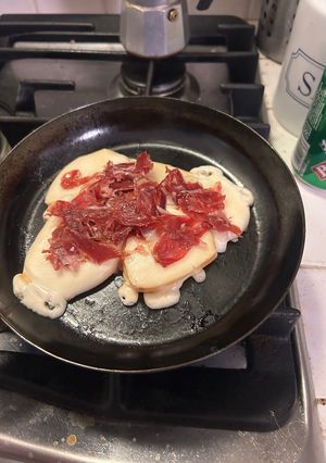 Foto di Scamorza ai ferri con il jamón iberico