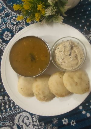 इडली सांबर और नारियल की चटनी रेसिपी मुख्य फोटो