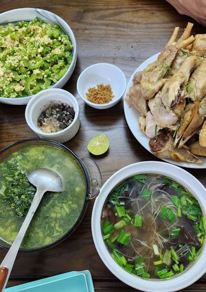 Hình của món Mâm cơm gia đình với gà 3 món.