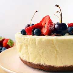 Una foto de Postre de vainilla, chocolate y frutos rojos 🍒 MUY FÁCIL 🥳