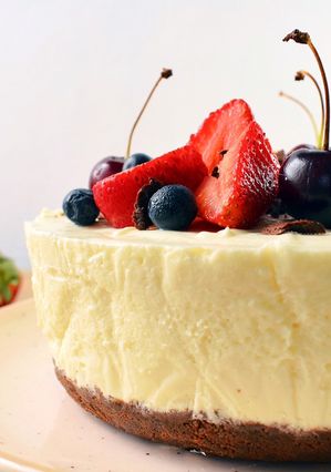 Una foto de Postre de vainilla, chocolate y frutos rojos 🍒 MUY FÁCIL 🥳