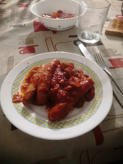 Una foto de Salchichas con pisto de verduras y mozzarella