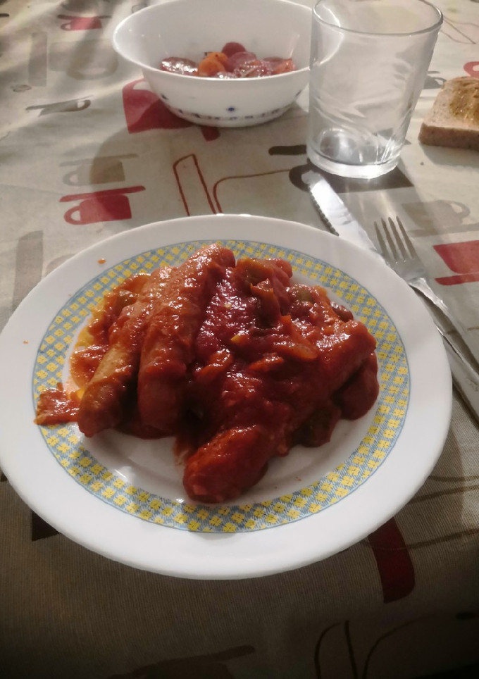 Una foto de Salchichas con pisto de verduras y mozzarella