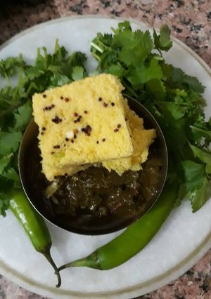 A picture of Khaman Chutney.