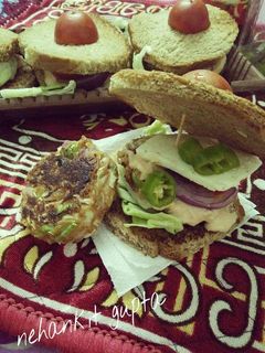 आटे की ब्रेड के बर्गर सैंडविच (Aate ki bread ke burger sandwich recipe in hindi) रेसिपी मुख्य फोटो