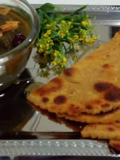 A picture of Sarson ka saag with makki ki roti.