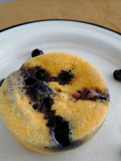 Una foto de Pan (mug cake) de almendra y blueberries 🥧/ low carb