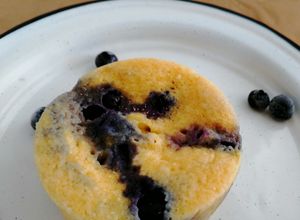 Una foto de Pan (mug cake) de almendra y blueberries 🥧/ low carb