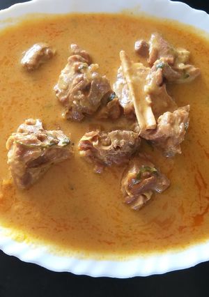 A picture of Mutton besan curd curry.