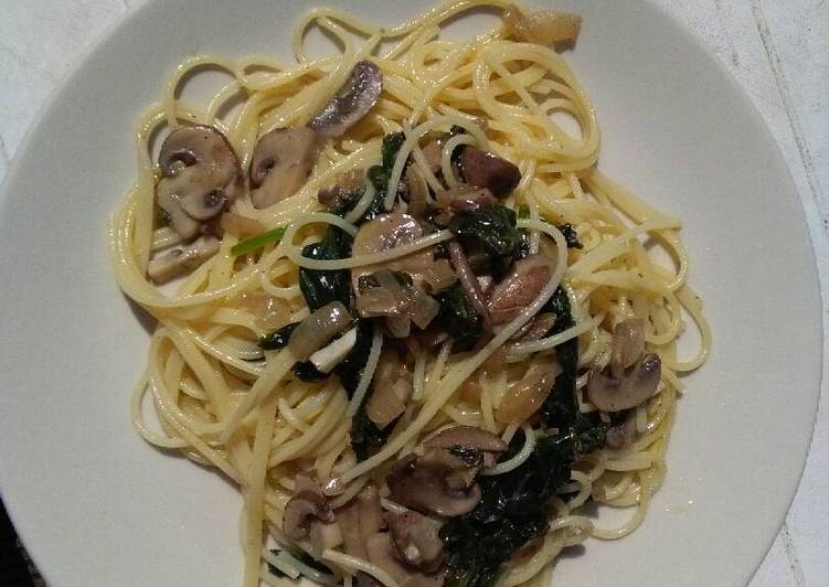 Simple Way to Prepare Speedy Delicious Mushroom and Spinach Pasta