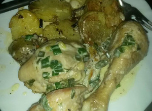 Una foto de Pollo al verdeo con papas a la crema