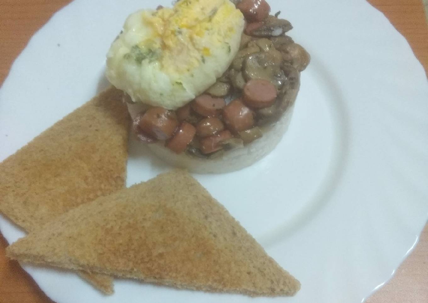 Zócalo de arroz blanco con champiñones y huevo escalfado