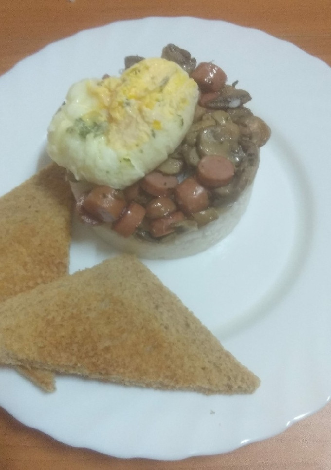 Una foto de Zócalo de arroz blanco con champiñones y huevo escalfado