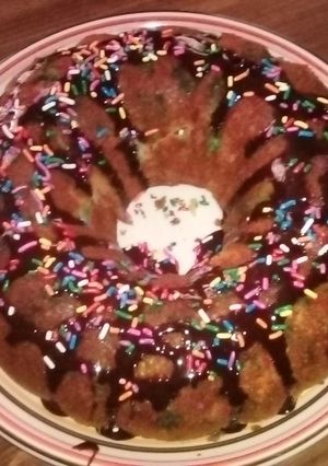 A picture of Yummy 😋 confetti cake.