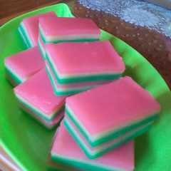 A picture of Kue lapis terigu dan kanji.