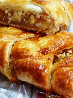 Una foto de Trenza dulce con cabello de ángel, almendras y manzana