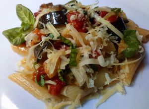 Una foto de Penne regate con melanzane e basilico