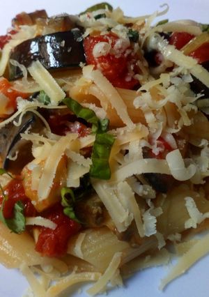 Una foto de Penne regate con melanzane e basilico