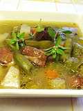 Sopa de vainas de haba con costillas ahumada de cerdo Rumanía
