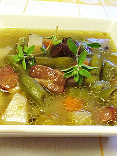Una foto de Sopa de vainas de haba con costillas ahumada de cerdo Rumanía