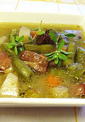 Foto principal de Sopa de vainas de haba con costillas ahumada de cerdo Rumanía