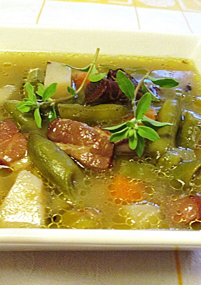 Una foto de Sopa de vainas de haba con costillas ahumada de cerdo Rumanía