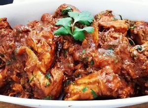 Foto de Coxas e Sobre Coxas na técnica Pinga e Frita com Molho de Tomates e Leite de Coco