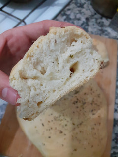 Una foto de Pan casero (pancitos rellenos de queso)