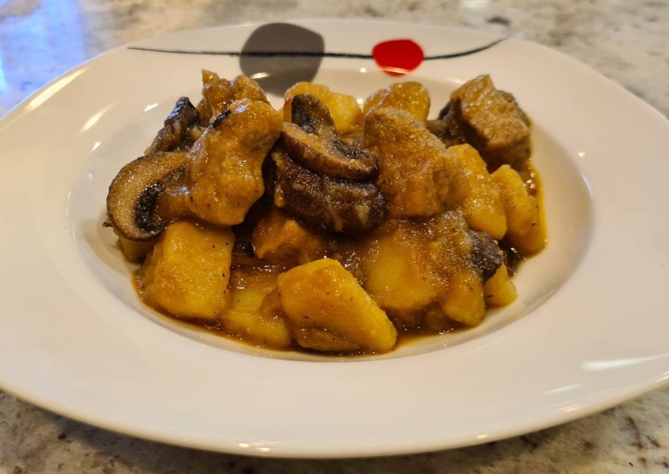 Ternera blanca guisada con champiñones y patatas