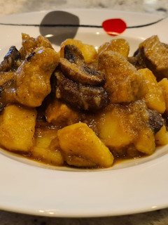 Una foto de Ternera blanca guisada con champiñones y patatas