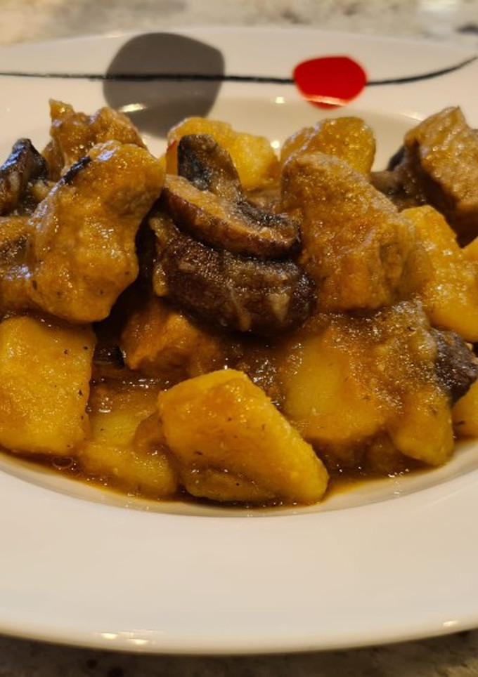 Una foto de Ternera blanca guisada con champiñones y patatas