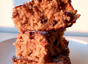 Una foto de Torta de manzana, avena y pasas🍎