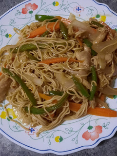 Una foto de Fideos chinos con pollo