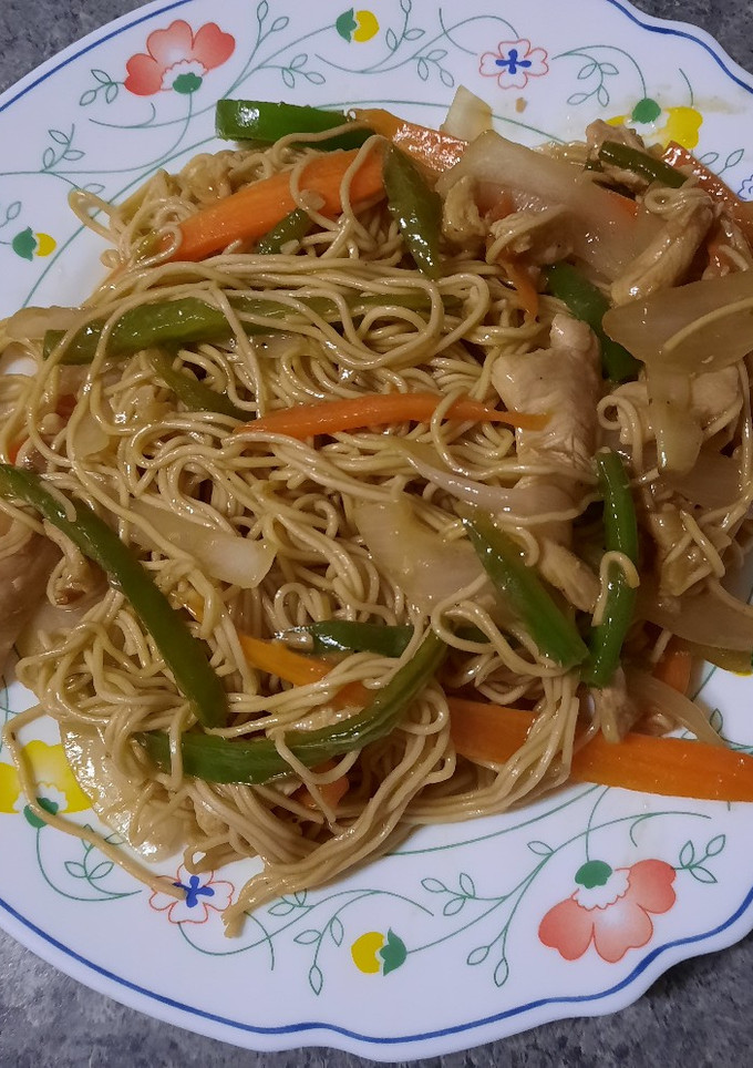 Una foto de Fideos chinos con pollo