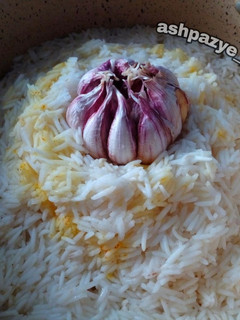 عکسی از دستور دم کردن برنج با سیر 🌸