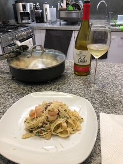Una foto de Pasta Alfredo con Camarones