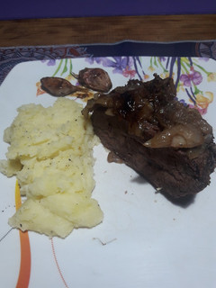 Una foto de Carne al horno a elección con puré