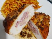 Una foto de pechuga rellena con jamon y queso