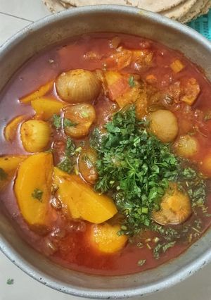 આખી ડૂંગળી બટાકા નું શાક (Akhi Dungri Bataka Shak Recipe In Gujarati) રેસીપી મુખ્ય ફોટો