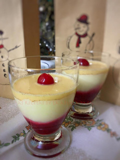 Una foto de Crema de arroz con leche, con sabayón y coulis de frambuesa en TM5
